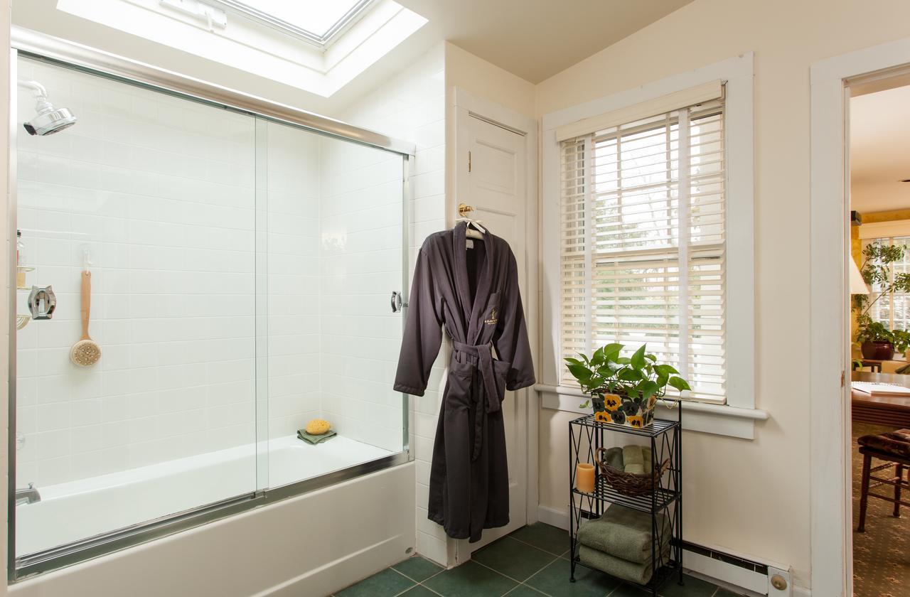 A Butlers Manor Bed & Breakfast Southampton Exterior photo